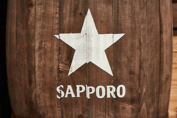 Logo bir Sapporo pada per barel — Stok Foto
