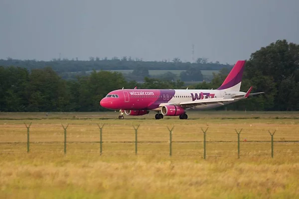 Wizzair trafikflygplan landning — Stockfoto