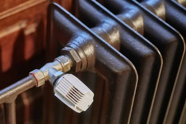 Radiateur dans un vieux bâtiment — Photo