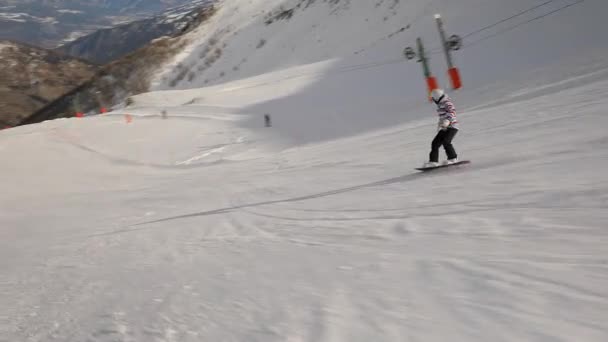 Snowboardcu görüntüyü takip ediyor — Stok video