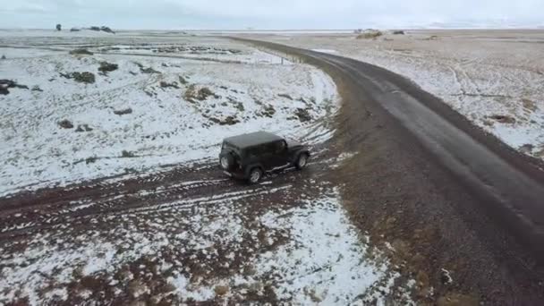 Jeep Wrangler em terreno islandês — Vídeo de Stock