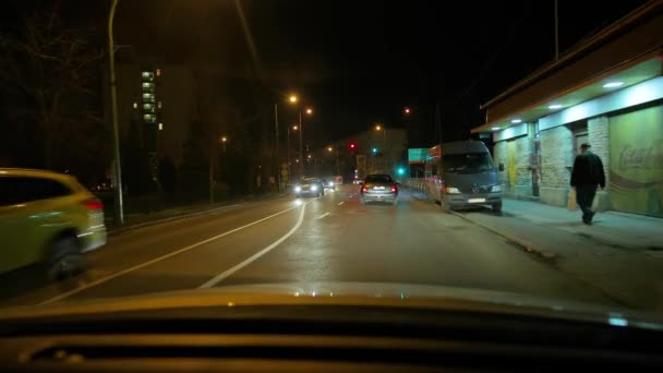 Conducir un coche por la noche — Vídeo de stock