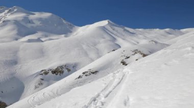 Alplerdeki karlı dağlar