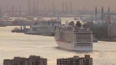 Rotterdam, Hollanda - 14 Eylül 2017: Cruise Gemi Msc Preziosa Rotterdam bağlantı noktası bırakarak.