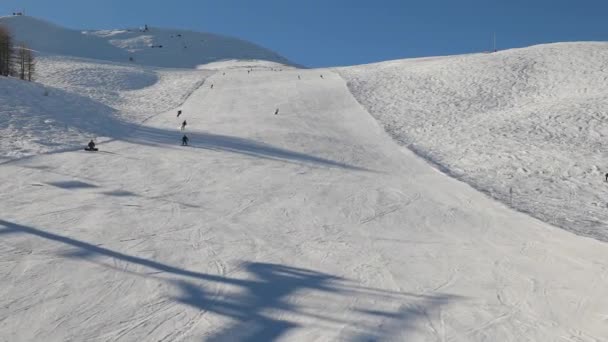 Лыжные трассы с лыжниками — стоковое видео