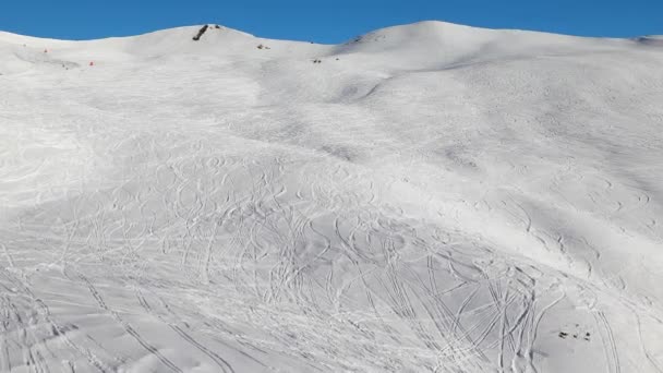 Declive de esqui com curvas frescas — Vídeo de Stock