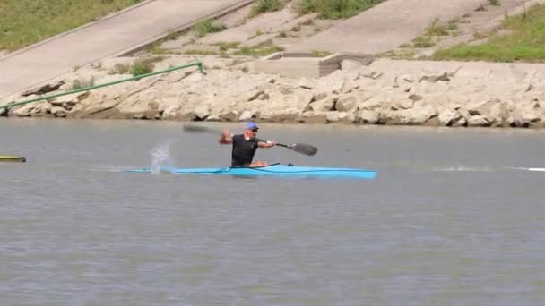 Formation de kayak sur une rivière — Video
