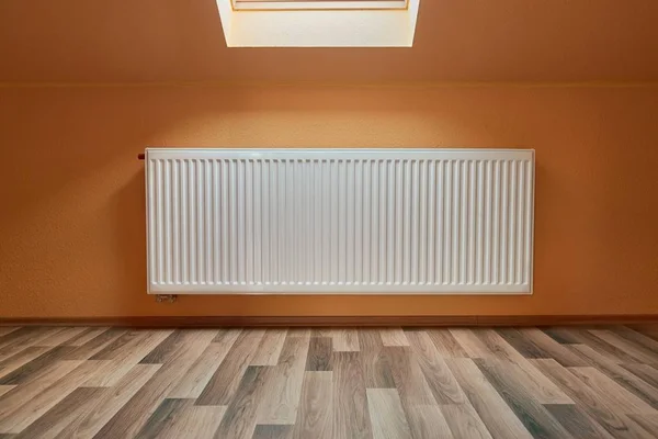 Radiador de aquecimento em um quarto — Fotografia de Stock