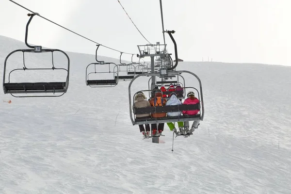 Skiën van de lift — Stockfoto