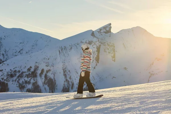 Snowboarder feminino em chamas de sol — Fotografia de Stock