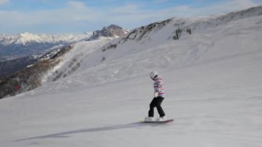 Snowboardcu görüntüyü takip ediyor