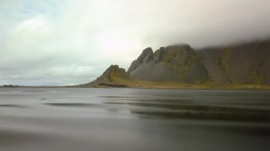 İzlanda Hava dron görüntüleri, Vestrahorn, Stokksnes, bulutlu peyzaj, timelapse görüntüleri