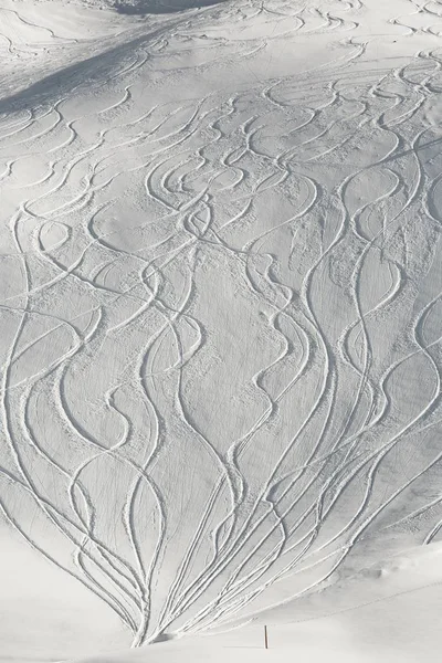 Горнолыжный склон со свежими кривыми — стоковое фото