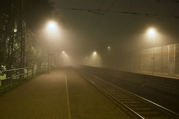Rails in de mist — Stockfoto