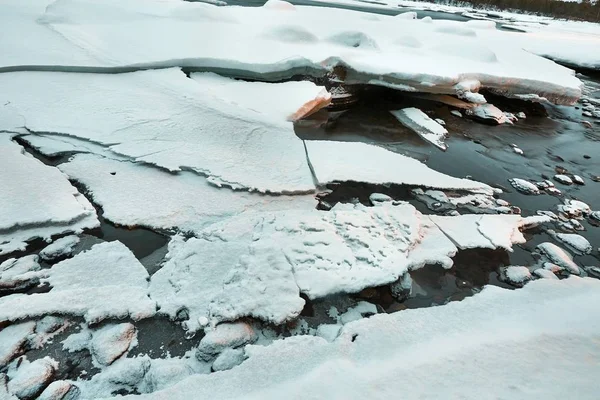 Wintereis auf dem Wasser — Stockfoto