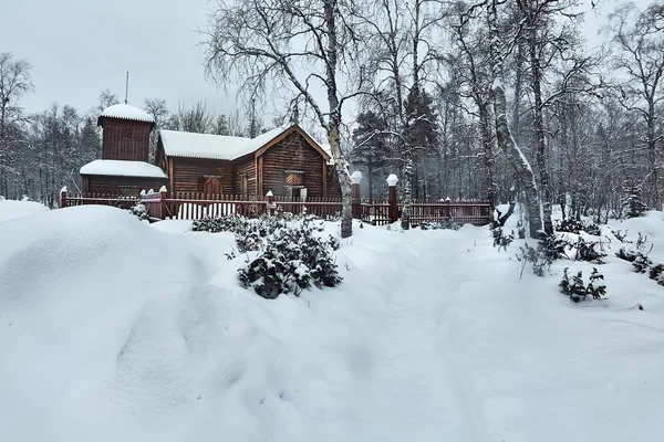 Vecchia chiesa in legno in inverno — Foto Stock