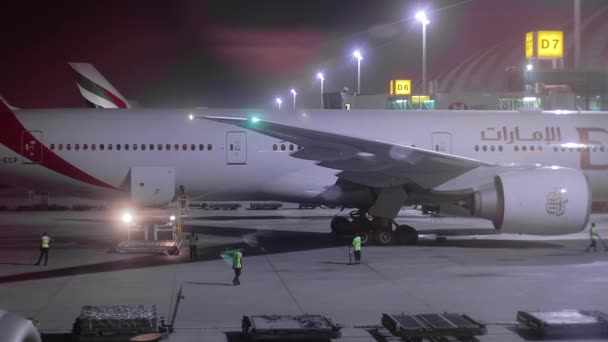 Avião em um aeroporto — Vídeo de Stock