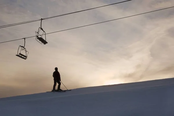 Skifahrer-Silhouette gegen glühenden Himmel — Stockfoto