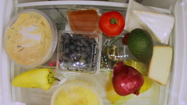 Открытие холодильника для еды — стоковое видео