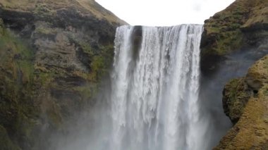 İzlanda 'da skogafoss şelalesi