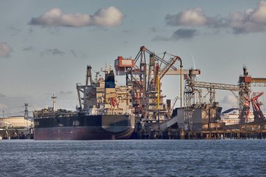 Paslı yapıları olan sanayi limanı