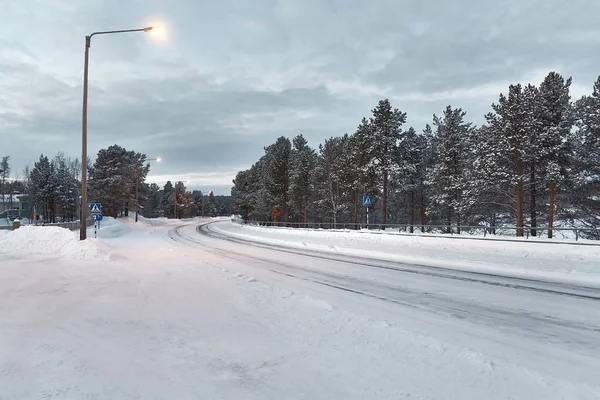 Strada invernale innevata — Foto Stock