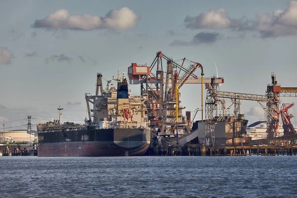 Porto industrial com estruturas enferrujadas — Fotografia de Stock