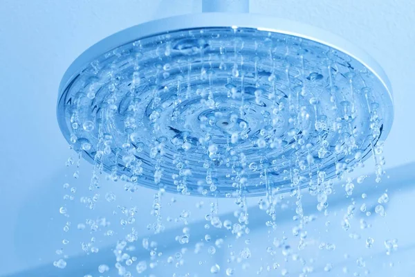 Płynąca woda pod prysznicem — Zdjęcie stockowe