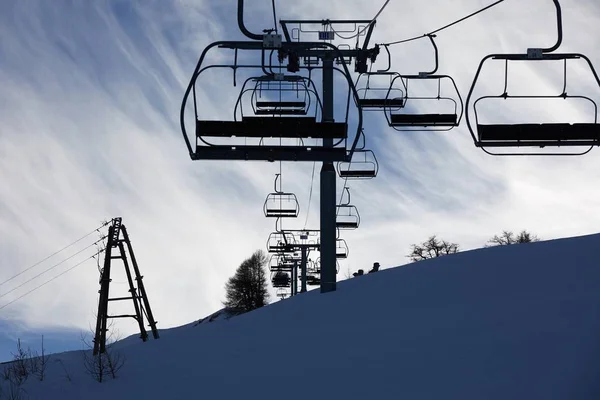 阿尔卑斯山的滑雪缆车 — 图库照片