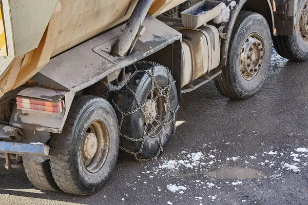 Truck awith snow chain — Stock Photo, Image