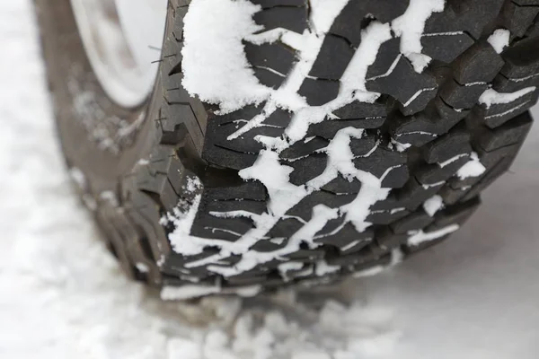 雪の中で車のタイヤ — ストック写真