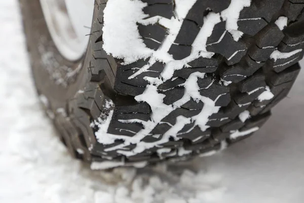 Pneu de carro na neve — Fotografia de Stock