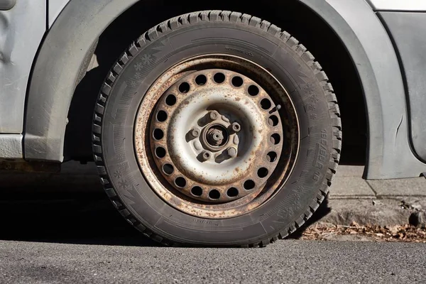 Rueda oxidada del coche — Foto de Stock