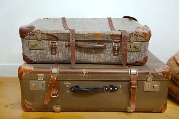 Винтажные чемоданы на полу — стоковое фото