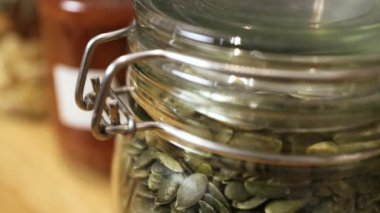 Fındık ve tohumların karışımı.