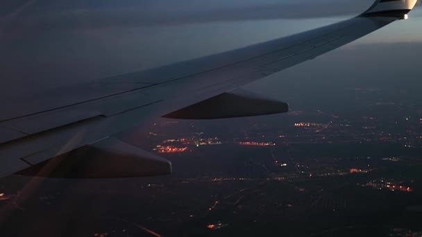 Voando à noite, spoilers sendo implantados — Vídeo de Stock