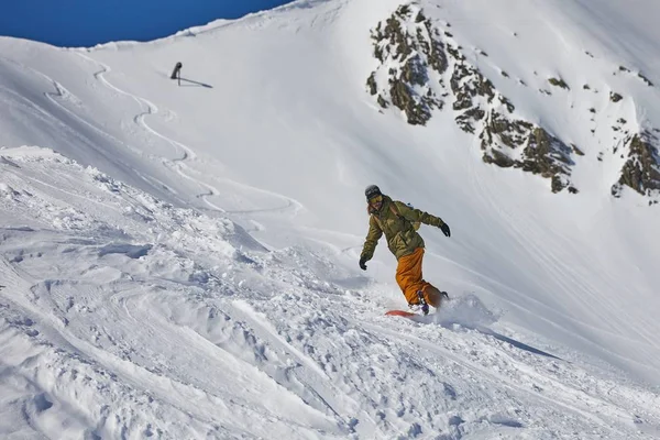 Snowboardzista w Alpach — Zdjęcie stockowe