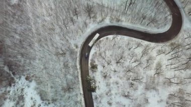 Karlı dağ yolu otobüsle