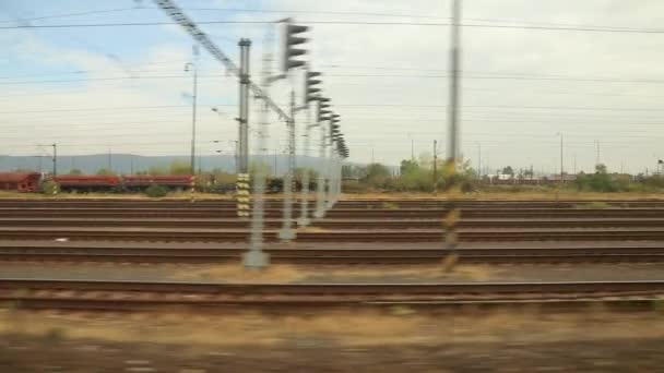 Tren Saliendo Una Zona Industrial Cámara Lenta — Vídeo de stock