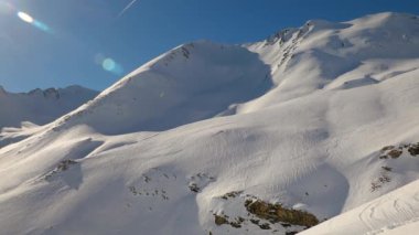 Alplerdeki karlı dağlar