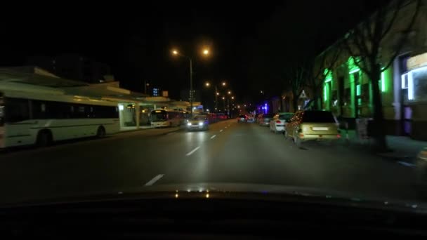 Besturen van een auto in de nacht — Stockvideo