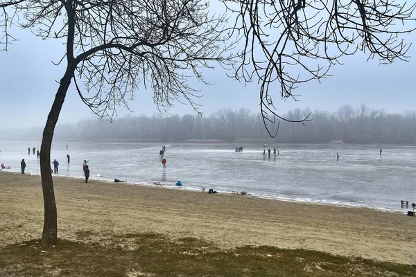 Skating on frozen lake — Stock Photo, Image