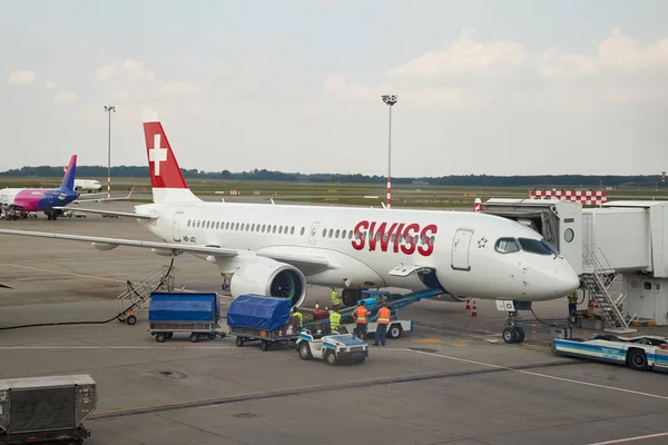 Vliegtuig op de luchthaven — Stockfoto