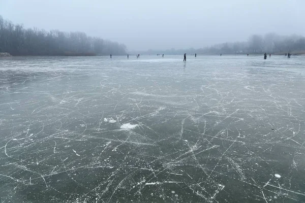 Skating on frozen lake — Stock Photo, Image