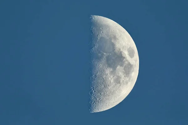 月亮第一季度详细特写镜头 — 图库照片
