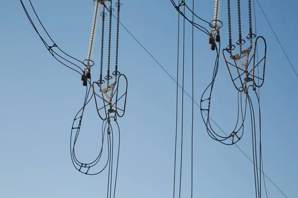 Elektrische leidingen hierboven — Stockfoto