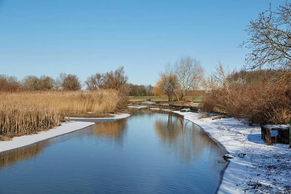 Zimní krajina u jezera — Stock fotografie