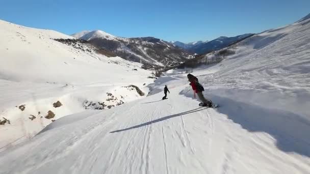 Esquiar pistas nos Alpes — Vídeo de Stock