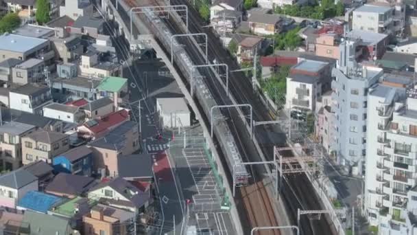 Trem se movendo em uma cidade — Vídeo de Stock