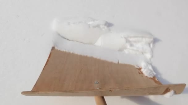 Лопати сніг з під'їзної дороги — стокове відео